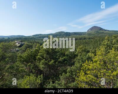 Alte rote Ziegelmauer des Landfriedhofs bei Dorf Cvikov in luzicke hory, Lausitzer Gebirge, frühes Frühjahr, blauer Himmel Stockfoto