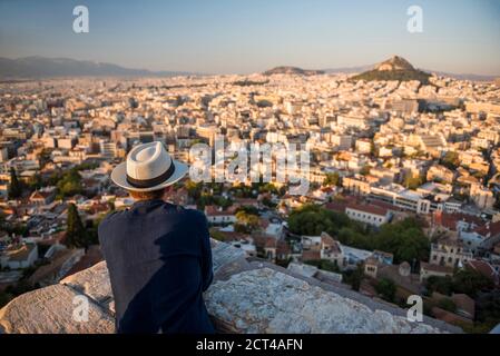 Tourist Mann Blick auf den Blick über Athen von Likavitos Hügel im Sommer Urlaub, auf der Akropolis, Attika Region, Griechenland, Europa Stockfoto