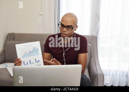 Manager, der an einer Online-Konferenz teilnimmt Stockfoto