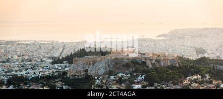 Blick über Athen und die Akropolis bei Sonnenuntergang vom Likavitos Hügel, Attika Region, Griechenland, Europa Stockfoto