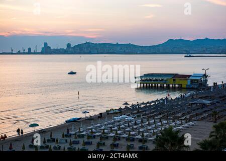 Strand bei Sonnenuntergang, Durres (aka Epidamnos und Dyrrachium), Adriaküste, Albanien, Europa Stockfoto