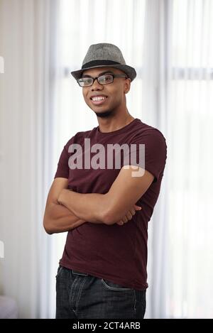 Stilvoller, fröhlicher junger Mann Stockfoto