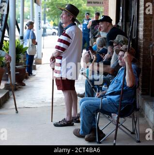 Kennesaw, Georgia, USA. Juni 2020. Dent Myers Anhänger beobachten die Black Lives Matter Demonstranten von außerhalb Wildmans Civil war Surplus Shop in der Innenstadt von Kennesaw. Quelle: Robin Rayne/ZUMA Wire/Alamy Live News Stockfoto