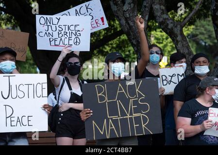 Kennesaw, Georgia, USA. Juni 2020. Schilder, die sagen: SCHWARZES LEBEN IST WICHTIG und GERECHTIGKEIT FRIEDEN und NUR GERECHTIGKEIT KANN FRIEDEN bringen, wie BLM demostriert. Black Lives Matter Demonstranten mit Gesichtsmasken versammeln sich vor Wildmans Civil war Surplus Shop in der Innenstadt von Kennesaw, Georgia, um gegen die 89-jährige Besitzerin Obsession mit dem zu protestieren, was sie als rassistische und bigoted Artefakte aus einer längst vergangenen Vergangenheit ansehen. Quelle: Robin Rayne/ZUMA Wire/Alamy Live News Stockfoto