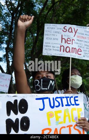 Kennesaw, Georgia, USA. Juni 2020. Mit Facemarks und Transparenten eine Gruppe von Black Lives Matter Demonstranten versammeln sich vor Wildmans Bürgerkrieg-Überschussladen in der Innenstadt von Kennesaw. Quelle: Robin Rayne/ZUMA Wire/Alamy Live News Stockfoto