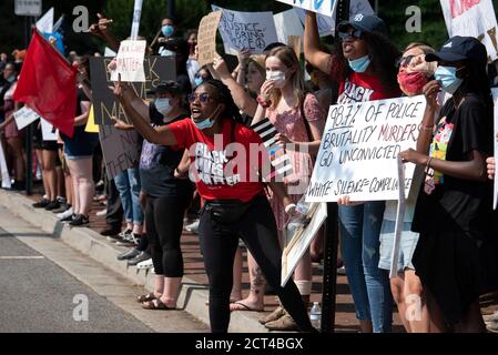 Kennesaw, Georgia, USA. Juni 2020. Black Lives Matter Demonstrator steckt ihren Finger in die Luft, als große Mob vor Wildmans Bürgerkrieg Überschuss-Shop in der Innenstadt Kennesaw, Georgia versammelt, um gegen die angeblichen rassistischen und bigotten Kommentare, Einstellungen und Store-Inhalte zu protestieren. Quelle: Robin Rayne/ZUMA Wire/Alamy Live News Stockfoto