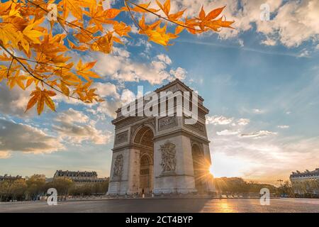 Paris Frankreich Sonnenuntergang City Skyline am Arc de Triomphe und Champs Elysees mit Herbstlaub Stockfoto