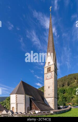 Die Pfarrkirche im historischen Zentrum von Burgusio, Südtirol, Italien, an einem sonnigen Tag Stockfoto