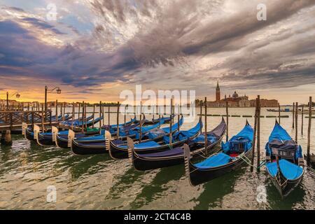 Venedig Italien, Sonnenaufgang City Skyline am Grand Canal mit Gondelboot Stockfoto