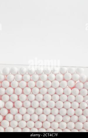 Vertikaler Stapel Wattestäbchen mit Kopierraum Stockfoto