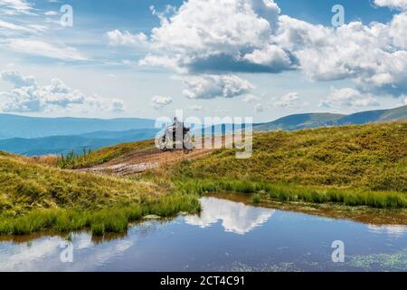 2020-08-24 Borschawa, Ukraine. Der lokale Bewohner auf dem Motorrad kehrt von der Beerensammlung auf dem Borzhava-Rücken zurück. Beerenpflücken ist eine bedeutende Quelle von i Stockfoto