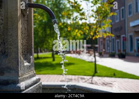 Trinkwasserbrunnen im Zentrum der alten europäischen Stadt. Warmer sonniger Tag in Europa. Konzentrieren Sie sich auf den Wasserfluss Stockfoto