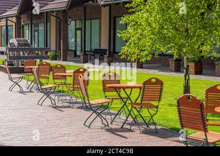 Leere Café-Terrasse auf den Straßen der europäischen Stadt in einem warmen sonnigen Tag. Mangel an Kunden und Touristen wegen Coronavirus Quarantäne. Stockfoto