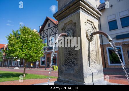 Brunnen mit Trinkwasser im Zentrum der alten europäischen Stadt. Wasserressourcen in Europa. Konzentrieren Sie sich auf den Wasserfluss Stockfoto