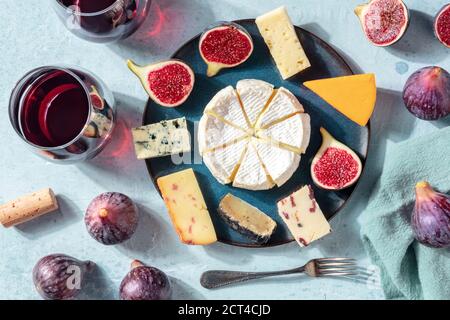 Käsesorte, Wein und Feigen, flaches Lay, Overhead Shot auf blauem Hintergrund Stockfoto