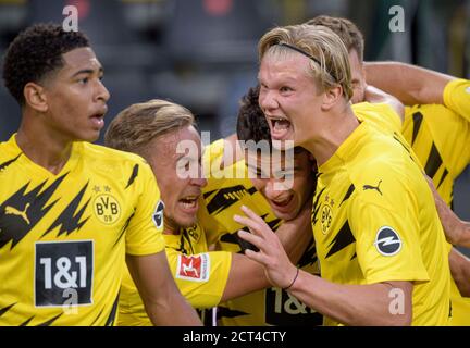 Jubilation DO nach dem Tor zu 1: 0, links nach rechts Jude BELLINGHAM (DO), Felix PASSLACK (DO), goalschuetze Giovanni REYNA (DO), Erling HAALAND (DO) Fußball 1. Bundesliga, 1. Spieltag, Borussia Dortmund (DO ) - Borussia Monchengladbach (MG) 3: 0, am 19. September 2020 in Dortmund. Â Verwendung weltweit Stockfoto