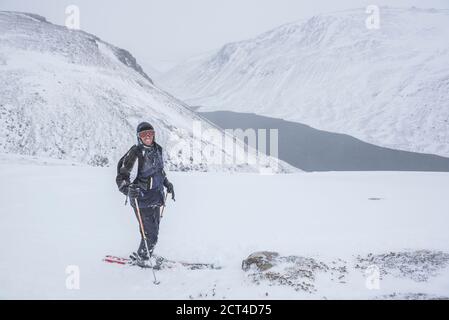 Skitouren am Loch Avon am Fluss Avon, Cairngorms National Park, Schottland, Großbritannien, Europa Stockfoto