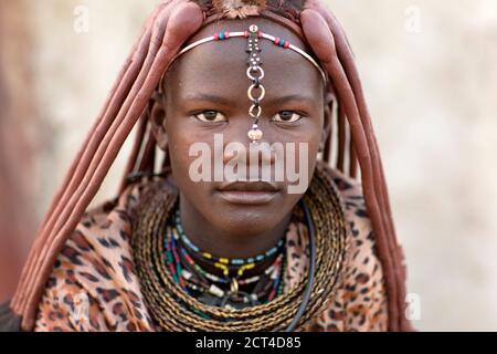 Ein Nahaufnahme-Porträt einer Himba-Frau im Norden Namibias. Stockfoto