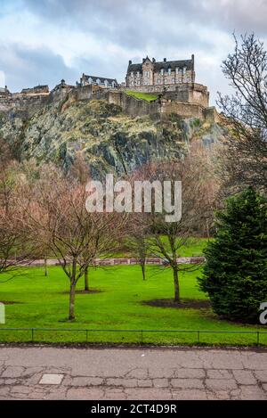 Edinburgh Castle von den Princes Street Gardens aus gesehen, Schottland, Großbritannien, Europa Stockfoto