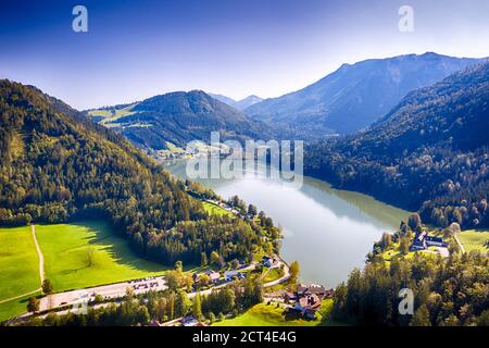Lunzer See in den Ybbstal Alpen. Luftaufnahme zum idyllischen See in Niederösterreich. Stockfoto