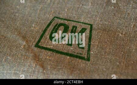 OK genehmigte Stempel auf Leinensack gedruckt. Check, akzeptiert, zugelassen und Erfolgskonzept. Stockfoto