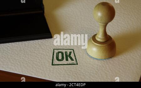 OK genehmigte Stempel und Stempelhand. Check, akzeptiert, zugelassen und Erfolgskonzept. Stockfoto