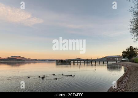 Loch Lomond bei Sonnenuntergang, gesehen von Luss, Argyll und Bute, Highlands of Scotland, Großbritannien, Europa Stockfoto