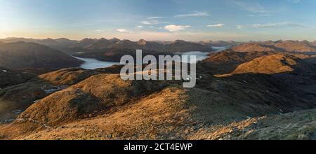 Schottische Highlands Berglandschaft bei Sonnenuntergang, aufgenommen beim Wandern auf Ben Lomond im Trossachs National Park, Schottland, Großbritannien, Europa Stockfoto