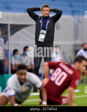 Doha, Katar. September 2020. Al-Hilals Cheftrainer Razvan Lucescu reagiert während des AFC Asian Champions League Fußballspiels der Gruppe B zwischen Al Hilal SFC aus Saudi Arabien und Shahr Khodro FC aus Iran im Al-Janoub Stadion in Doha, der Hauptstadt von Katar, 20. September 2020. Quelle: Nikku/Xinhua/Alamy Live News Stockfoto