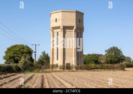 Betonwasserturm umgebaut, um Ferienhaus-Unterkunft, Freston, Suffolk, England, Großbritannien Stockfoto