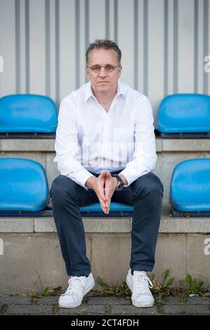 18. September 2020, Saarland, Saarbrücken: Der Sportarzt Tim Meyer sitzt auf überdachten Sitzen auf einem Fußballplatz. Tim Meyer ist Leiter der Task Force Sportmedizin/Special Game Operations der DFL während der Corona Pandemie und des DFB, Ärztlicher Direktor des Instituts für Sport und Präventivmedizin der Universität des Saarlandes und Teamarzt der deutschen Fußballnationalmannschaft. Als Leiter der Task Force verantwortete Meyer das Hygienekonzept, mit dem die Vorsaison der Bundesliga und der 2. Liga auf einen spo gebracht werden konnte Stockfoto