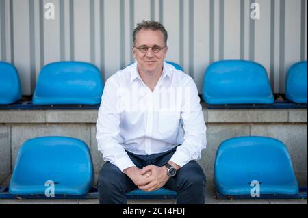 18. September 2020, Saarland, Saarbrücken: Der Sportarzt Tim Meyer sitzt auf überdachten Sitzen auf einem Fußballplatz. Tim Meyer ist Leiter der Task Force Sportmedizin/Special Game Operations der DFL während der Corona Pandemie und des DFB, Ärztlicher Direktor des Instituts für Sport und Präventivmedizin der Universität des Saarlandes und Teamarzt der deutschen Fußballnationalmannschaft. Als Leiter der Task Force verantwortete Meyer das Hygienekonzept, mit dem die Vorsaison der Bundesliga und der 2. Liga auf einen spo gebracht werden konnte Stockfoto