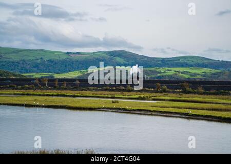 Ffestioioog und Welsh Highland Railway Motor dampfend entlang der Cob, Porthmadog North Wales Großbritannien. August 2020 Stockfoto