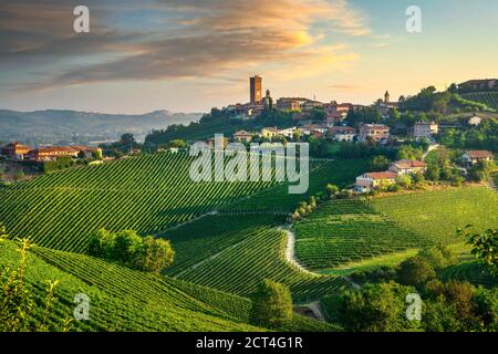 Barbaresco Dorf und Langhe Weinberge, UNESCO-Stätte, Piemont, Norditalien Europa. Stockfoto