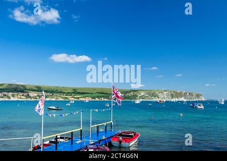 Blick auf die Purbeck Hügel von swanage neue Pier auf einem Sommer Tag Dorset Südwesten England Stockfoto