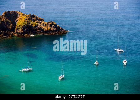 Segelboote von La Coupée, Sark Island, Kanalinseln, Großbritannien Stockfoto