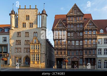 Altes Patrizierhaus (links, auch Tempelhaus genannt) und Wedekindhaus, Marktplatz, Hildesheim, Niedersachsen, Deutschland Stockfoto