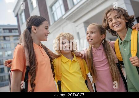 Schulkinder spielen im Schulhof und schauen glücklich Stockfoto