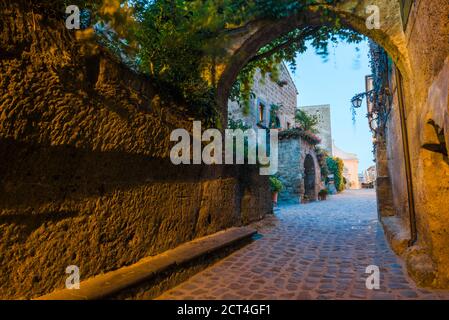 Civita di Bagnoregio bei Nacht, Provinz Viterbo, Italien Stockfoto