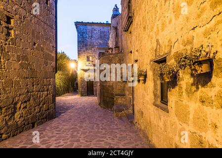 Civita di Bagnoregio bei Nacht, Provinz Viterbo, Italien Stockfoto