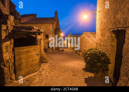 Civita di Bagnoregio bei Nacht, Provinz Viterbo, Italien Stockfoto
