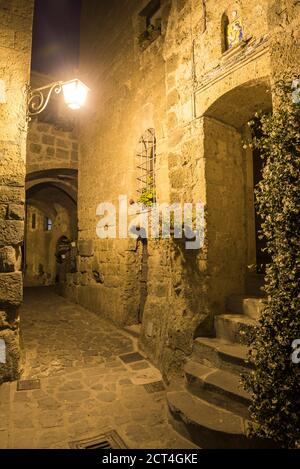 Civita di Bagnoregio bei Nacht, Provinz Viterbo, Italien Stockfoto