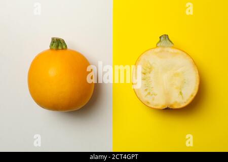 Runde Zucchini und die Hälfte auf zweifarbigem Hintergrund Stockfoto