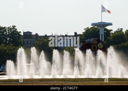 Am 17/09/2020, Lyon, Auvergne-Rhône-Alpes, Frankreich. Brunnen des Platzes Antonin Poncet gegen das Licht am Morgen. Stockfoto