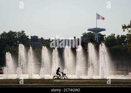 Am 17/09/2020, Lyon, Auvergne-Rhône-Alpes, Frankreich. Brunnen des Platzes Antonin Poncet gegen das Licht am Morgen. Stockfoto