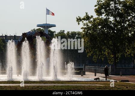 Am 17/09/2020, Lyon, Auvergne-Rhône-Alpes, Frankreich. Brunnen des Platzes Antonin Poncet gegen das Licht am Morgen. Stockfoto