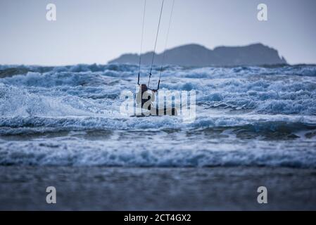 Kitesurfer am Broadhaven Beach, Pembrokeshire Coast National Park, Wales, Vereinigtes Königreich Stockfoto