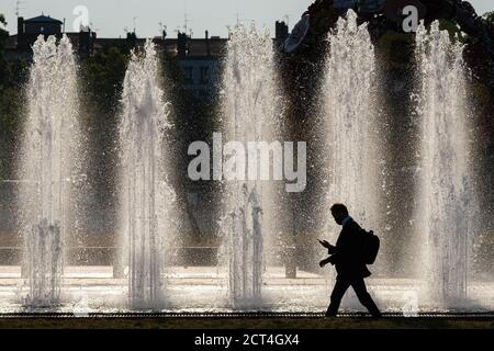 Am 17/09/2020, Lyon, Auvergne-Rhône-Alpes, Frankreich. Brunnen des Platzes Antonin Poncet gegen das Licht am Morgen. Stockfoto