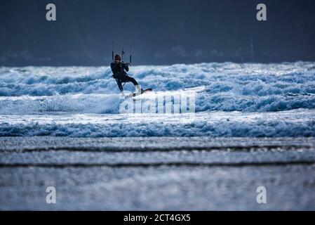 Kitesurfer am Broadhaven Beach, Pembrokeshire Coast National Park, Wales, Vereinigtes Königreich Stockfoto