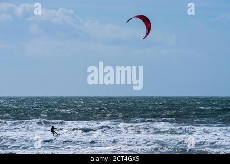 Kitesurfer am Broadhaven Beach, Pembrokeshire Coast National Park, Wales, Vereinigtes Königreich Stockfoto